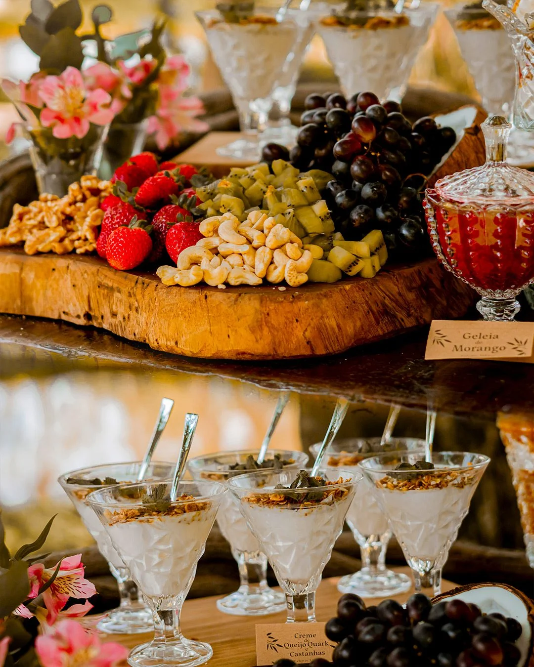 Mesa de café da manhã com frutas, castanhas e sobremesas