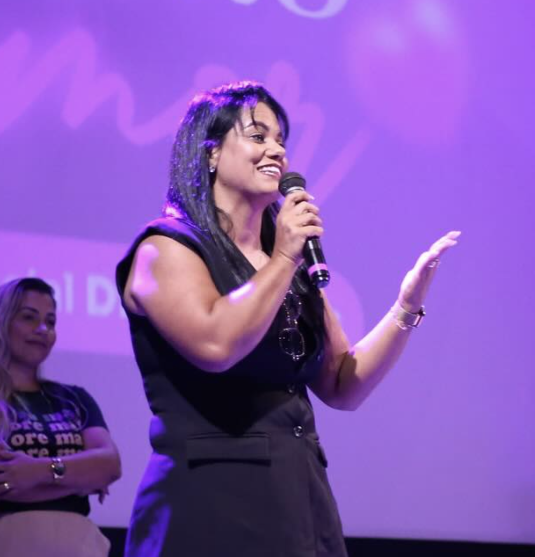 Pastora Marilda Martins ministrando com microfone